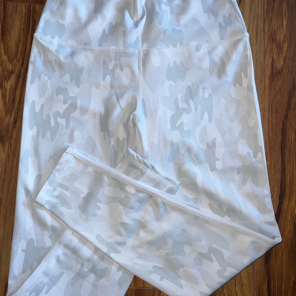 Buff Bunny Snow Camo Leggings Size XL - Picture 5 of 8